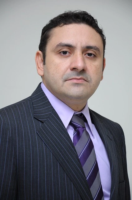 homme d'affaire regardant la caméra