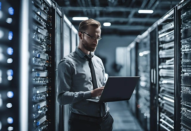 Technicien informatique intervenant dans un data center pour maintenance serveur