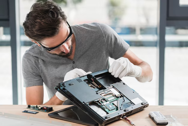 Technicien réparant un ordinateur portable